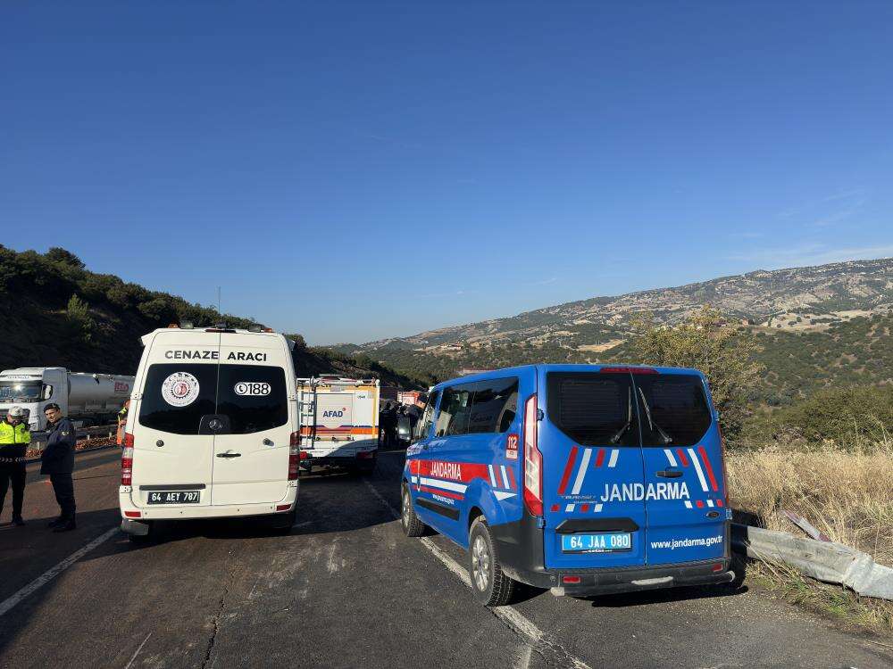 Domates yüklü TIR devrildi, yolcu otobüsü sıkıştı! 1 ölü var 13